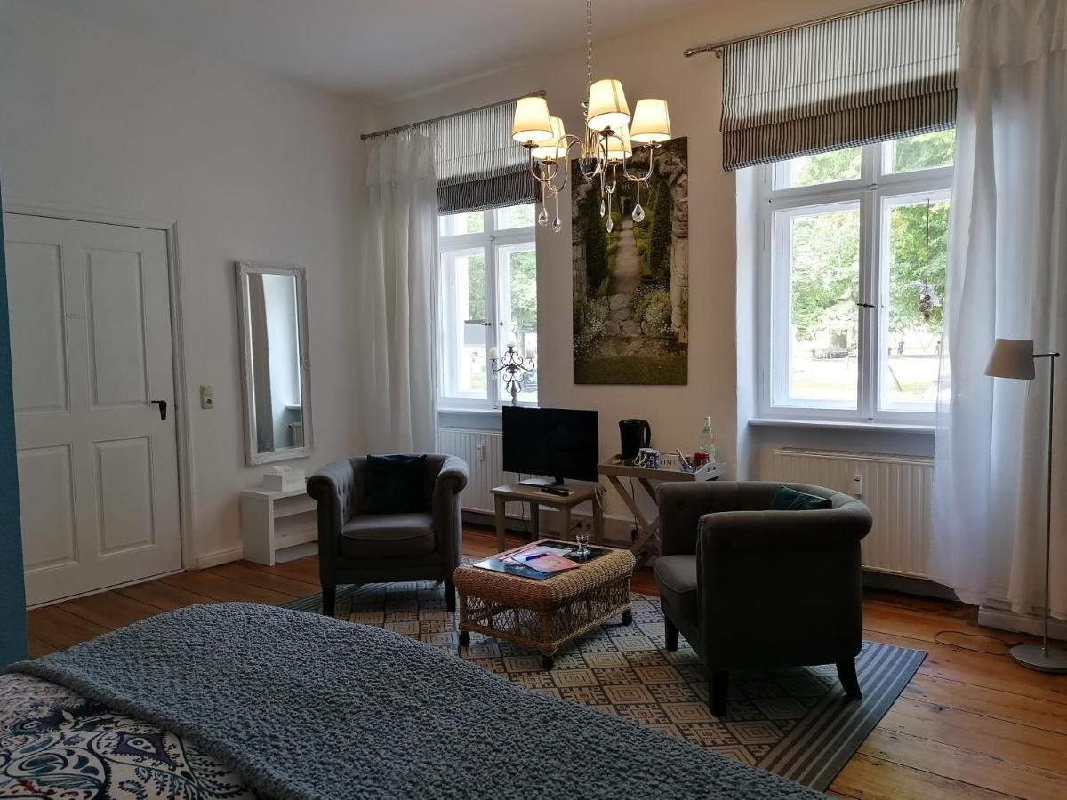 Bed&Breakfast Wagner "Im Alten Pfarrhaus" Neuruppin Exterior photo